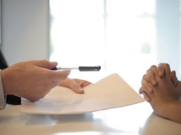 W Polsce, mimo coraz większej liczby zaciąganych kredytów, wielu konsumentów nie rozumie w pełni umów kredytowych, które podpisują
